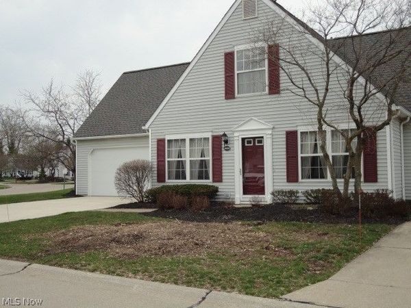 24690 Thicket Lane, Unit 32, Olmsted Falls, OH 44138