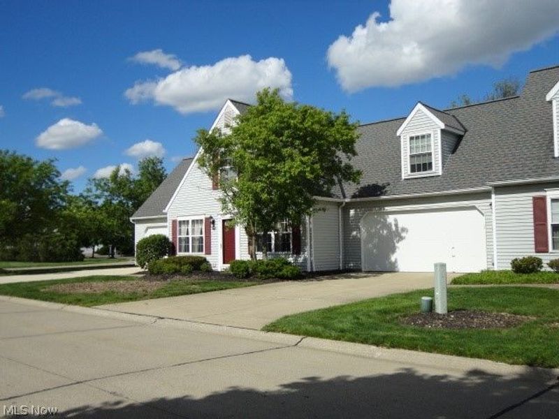 24690 Thicket Lane, Unit 32, Olmsted Falls, OH 44138 Photo 2