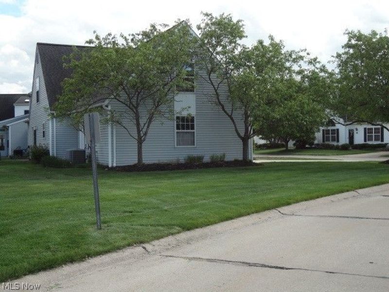 24690 Thicket Lane, Unit 32, Olmsted Falls, OH 44138 Photo 3