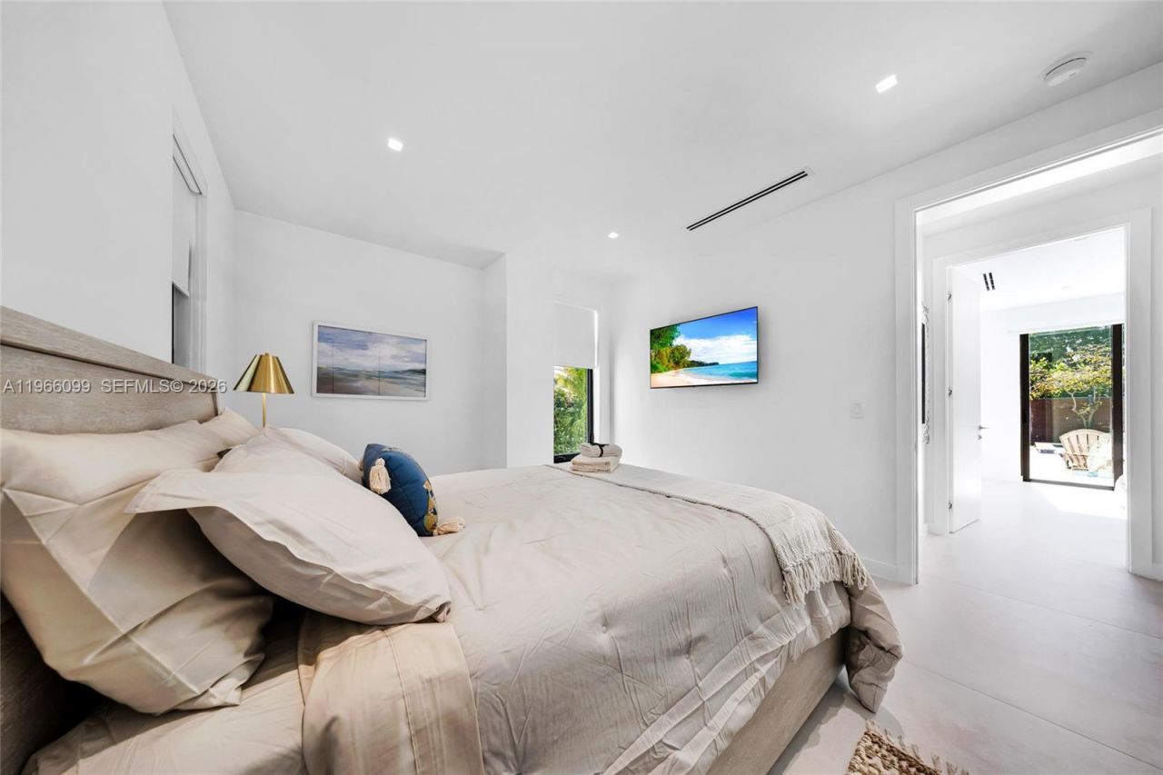 300 NE 48th St, Miami, FL 33137 Photo