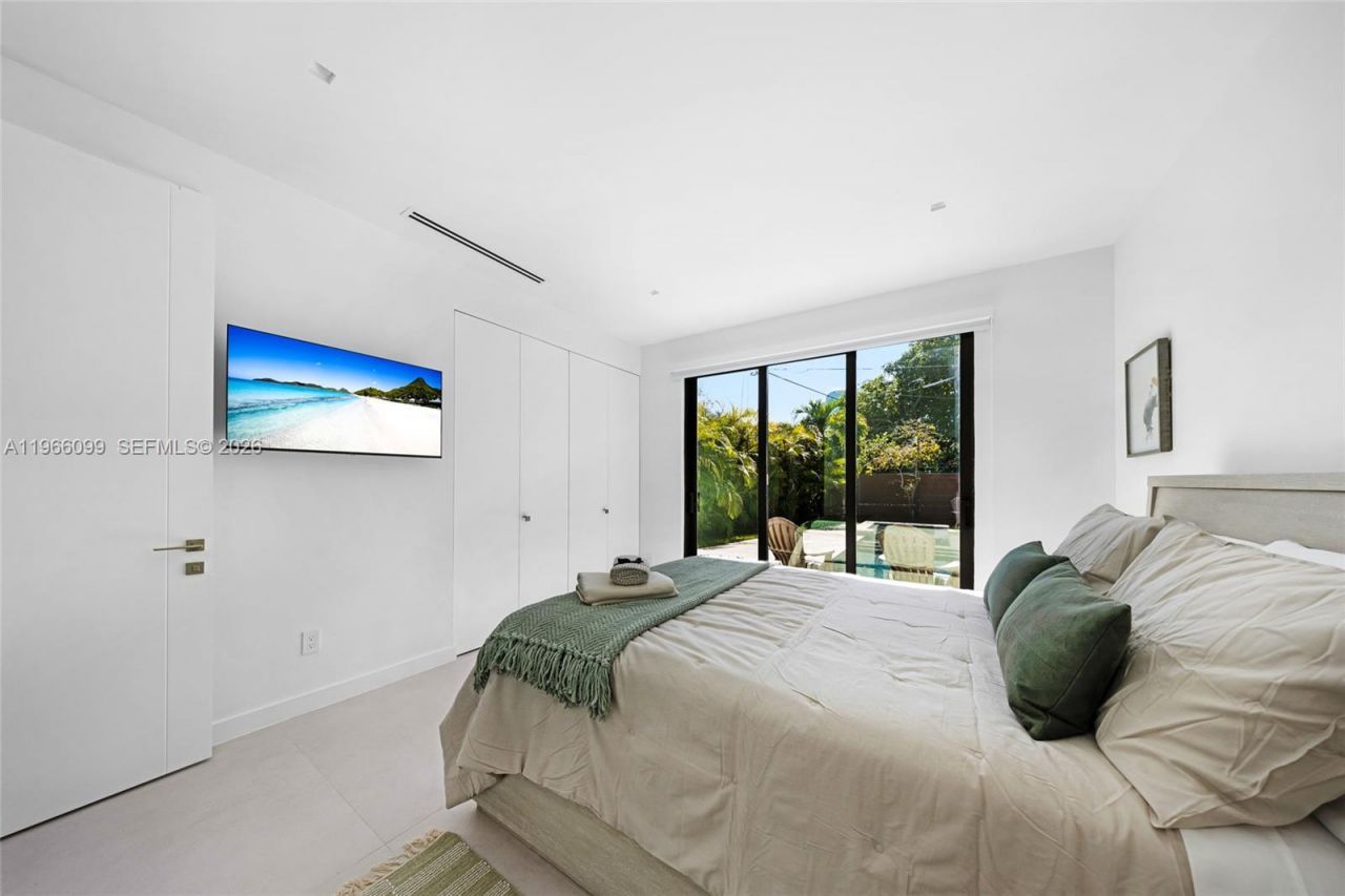 300 NE 48th St, Miami, FL 33137 Photo