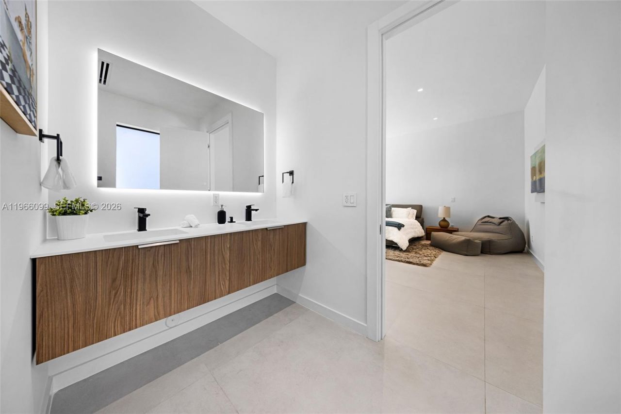 300 NE 48th St, Miami, FL 33137 Photo