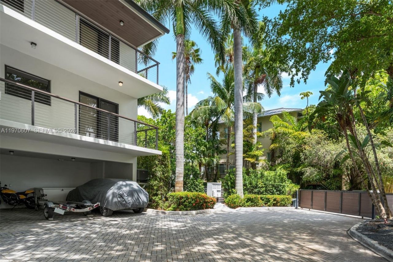 3560 W Fairview St , Miami, FL 33133 Photo