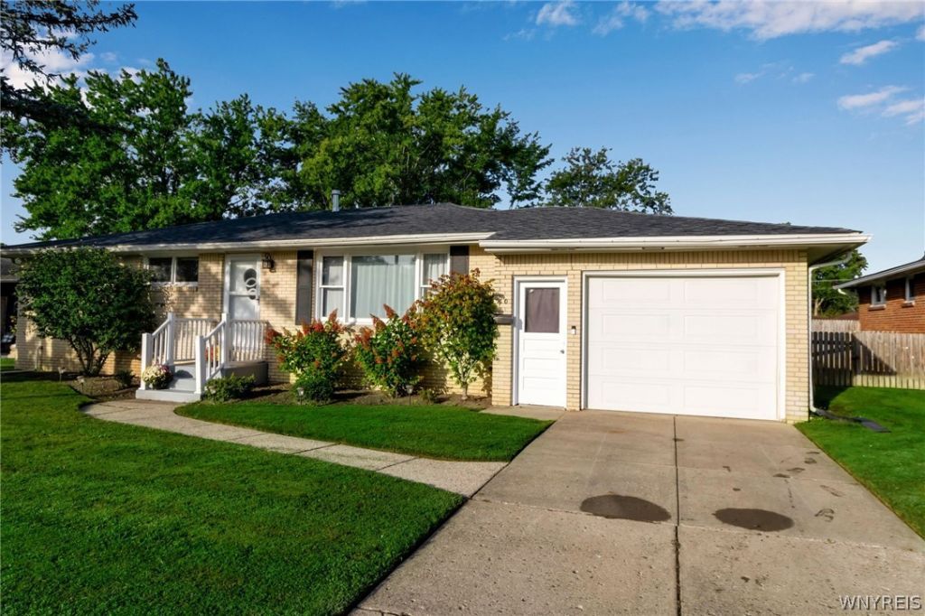 40 Leocrest Court, Buffalo, NY 14224 Main Photo