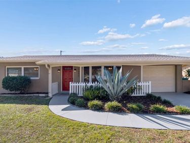 5682 46TH AVENUE N, KENNETH CITY, FL 33709