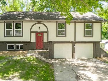 804 NW North Summit Circle, Blue Springs, MO 64015