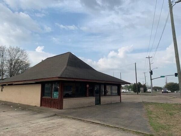 1900 Main, Columbus, MS 39701