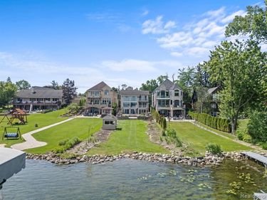 2380 WALNUT LAKE Road, West Bloomfield Twp, MI 48323