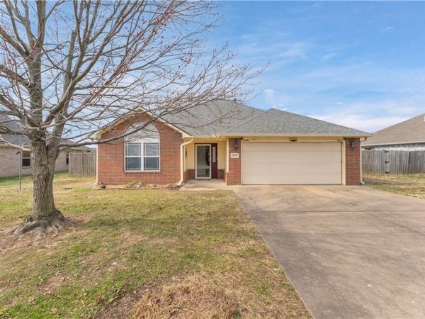 545 Red Oak Street , Gentry, AR 72734