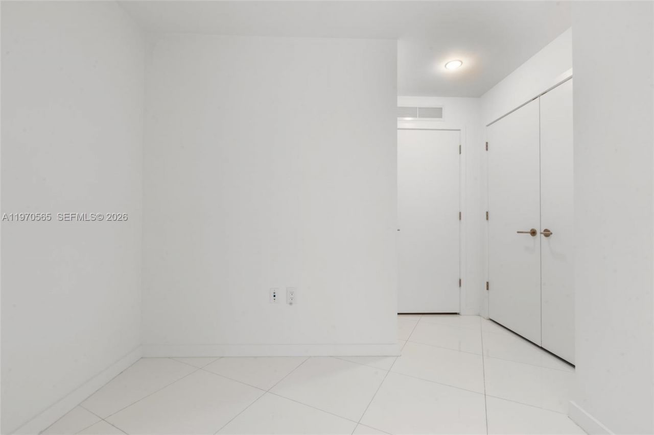 851 NE 1st Ave , Unit 3202, Miami, FL 33132 Photo