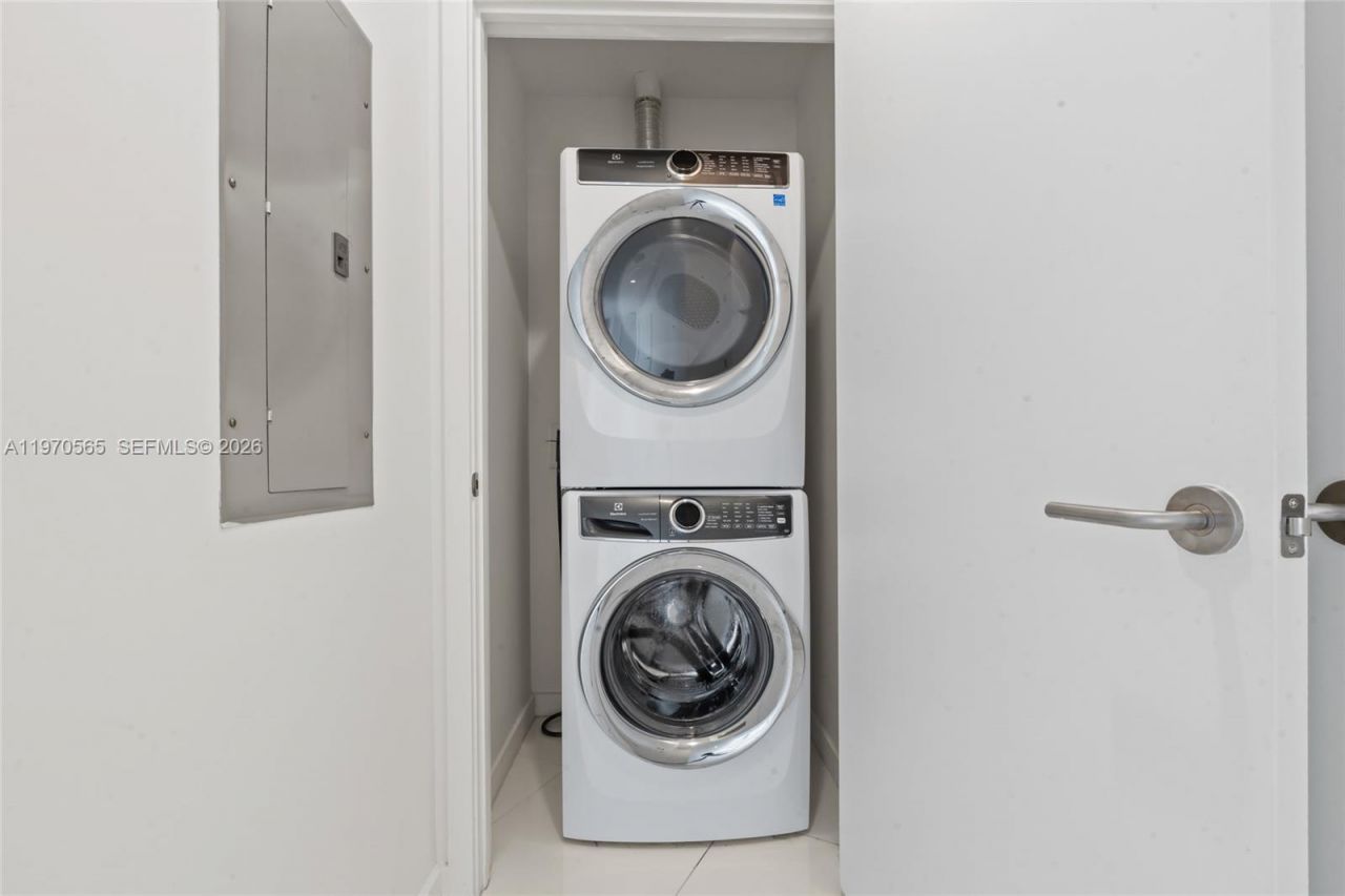 851 NE 1st Ave , Unit 3202, Miami, FL 33132 Photo