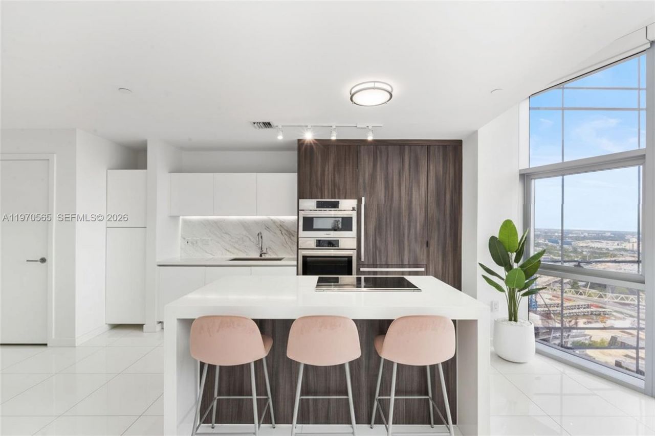 851 NE 1st Ave , Unit 3202, Miami, FL 33132 Photo