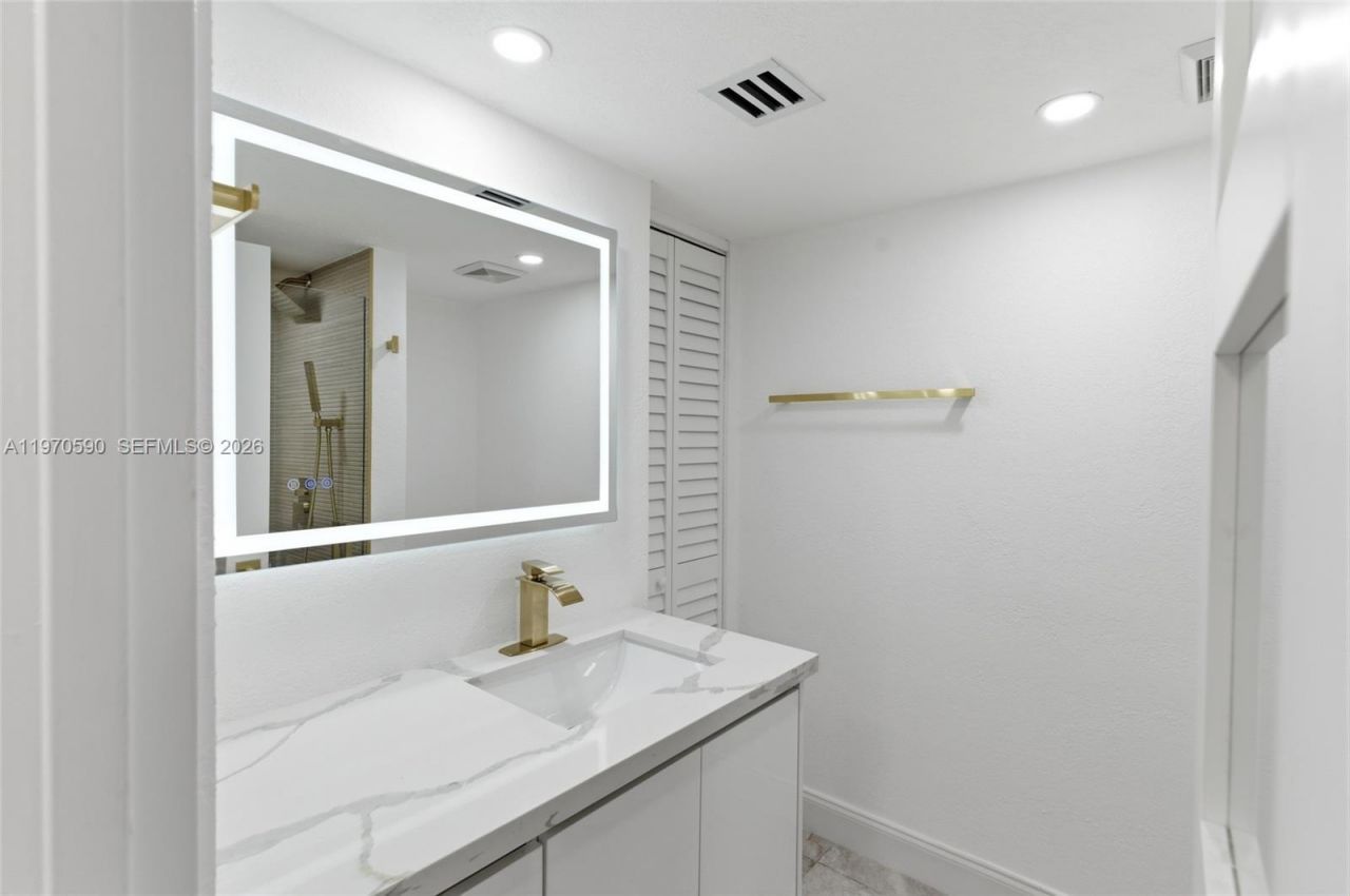 5701 Collins Ave, Unit 310, Miami Beach, FL 33140 Photo