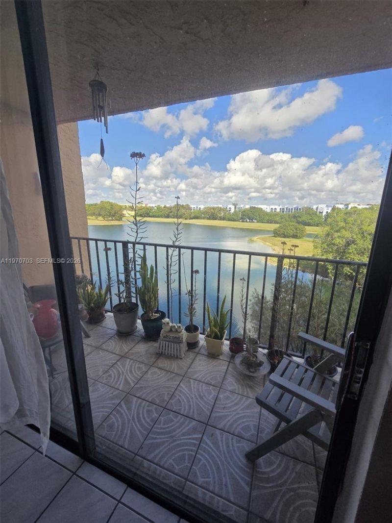 9688 Fontainebleau Blvd, Unit 409, Miami, FL 33172 Photo