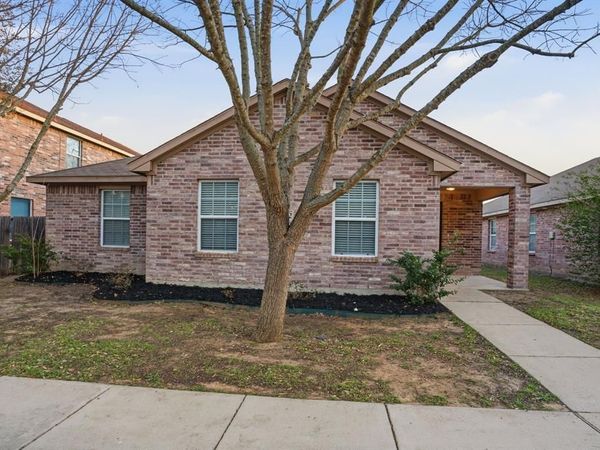 1922 Cross Oaks Drive, Lancaster, TX 75146