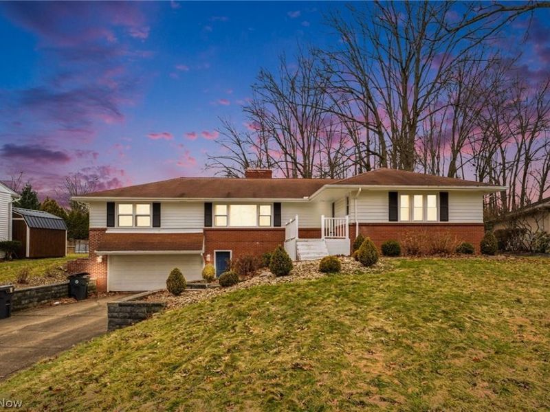 1215 Pleasant Valley Drive NE, Warren, OH 44483 Photo 1