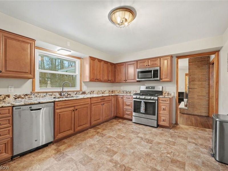 1215 Pleasant Valley Drive NE, Warren, OH 44483 Photo 2