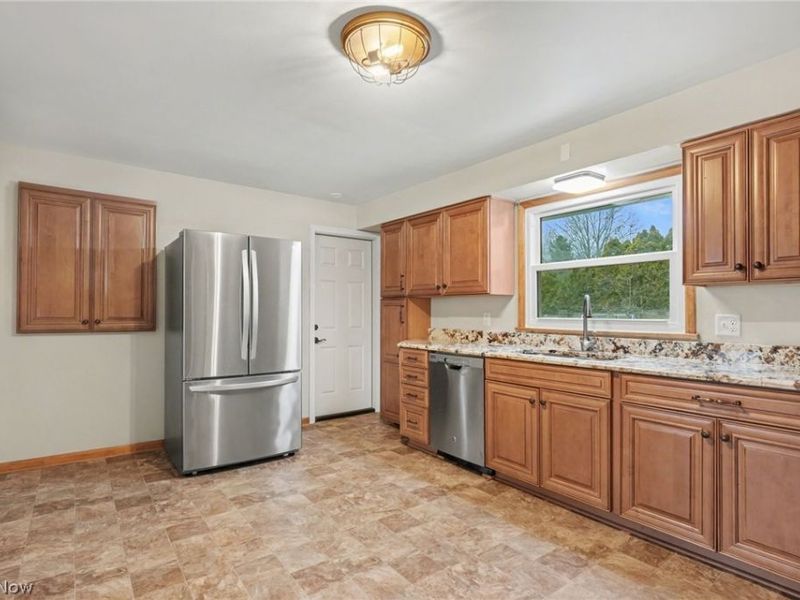 1215 Pleasant Valley Drive NE, Warren, OH 44483 Photo 3