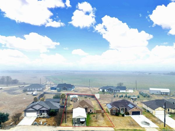 11669 Flores, LaCoste, TX 78039