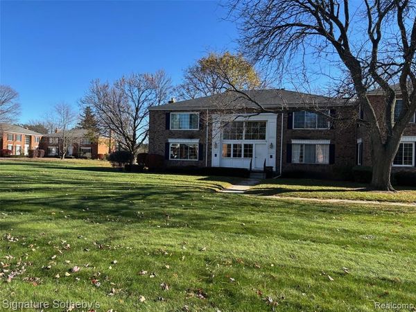 689 E Fox Hills Drive, Bloomfield Hills, MI 48304