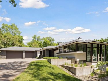 17950 Fairhomes Lane, Deephaven, MN 55391