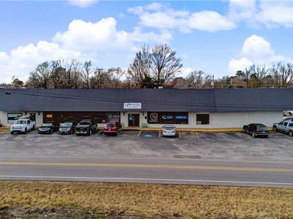 1000 Holcomb Street , Springdale, AR 72764