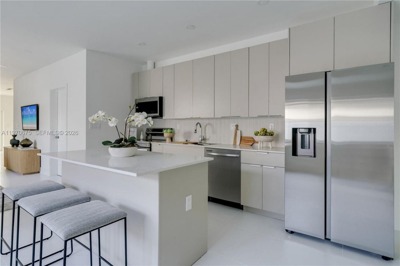 4789 NW 1st St, Miami, FL 33126 Photo