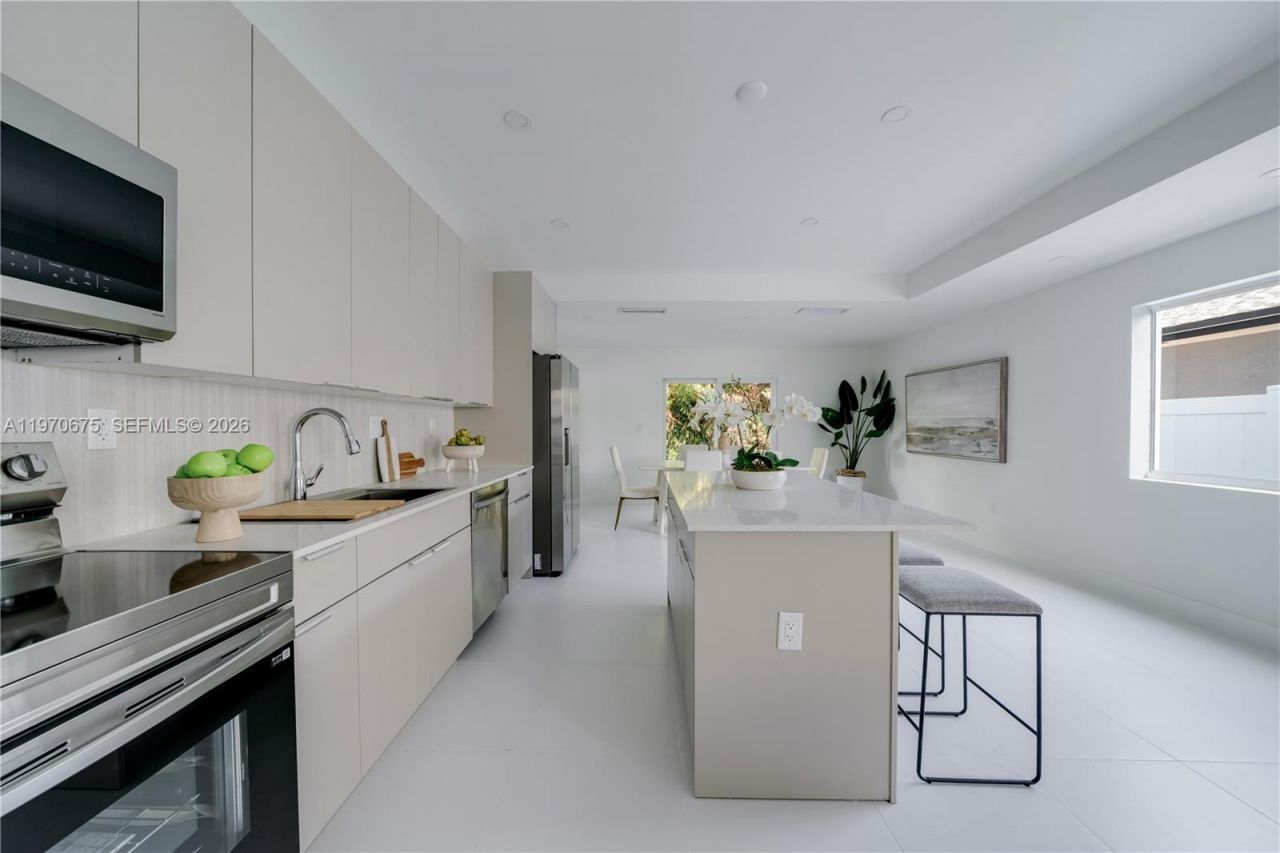 4789 NW 1st St, Miami, FL 33126 Photo