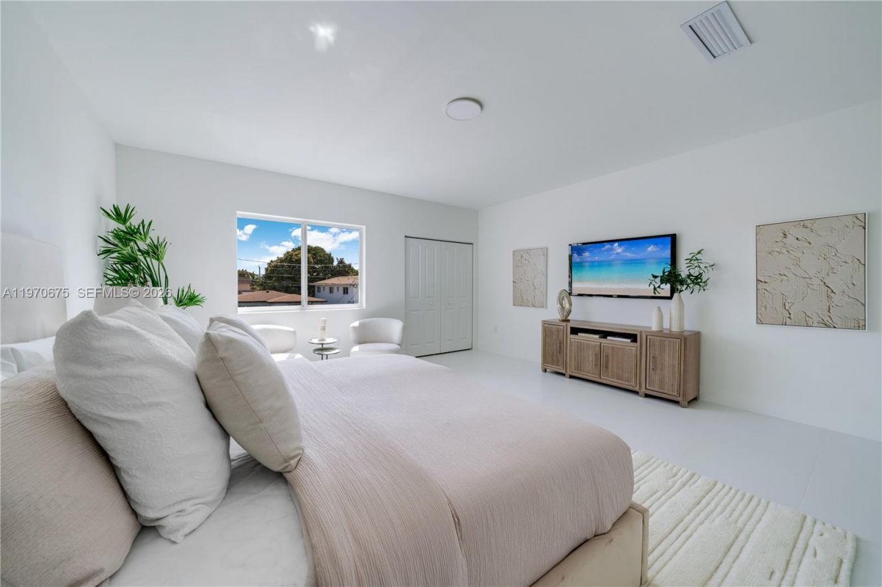 4789 NW 1st St, Miami, FL 33126 Photo