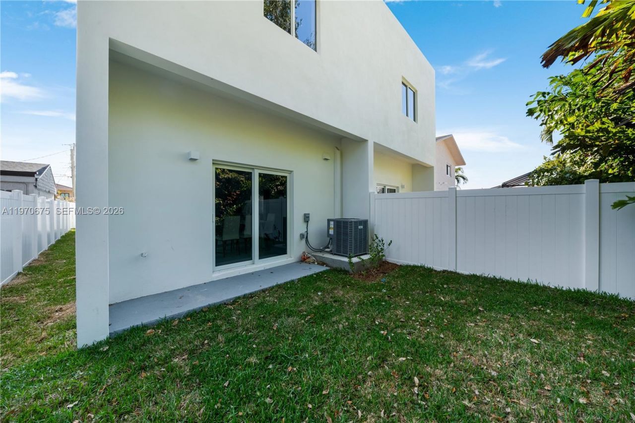 4789 NW 1st St, Miami, FL 33126 Photo