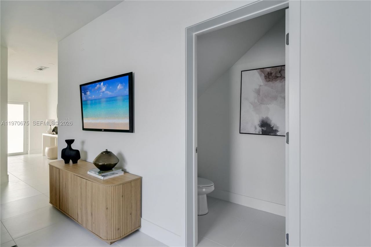 4789 NW 1st St, Miami, FL 33126 Photo