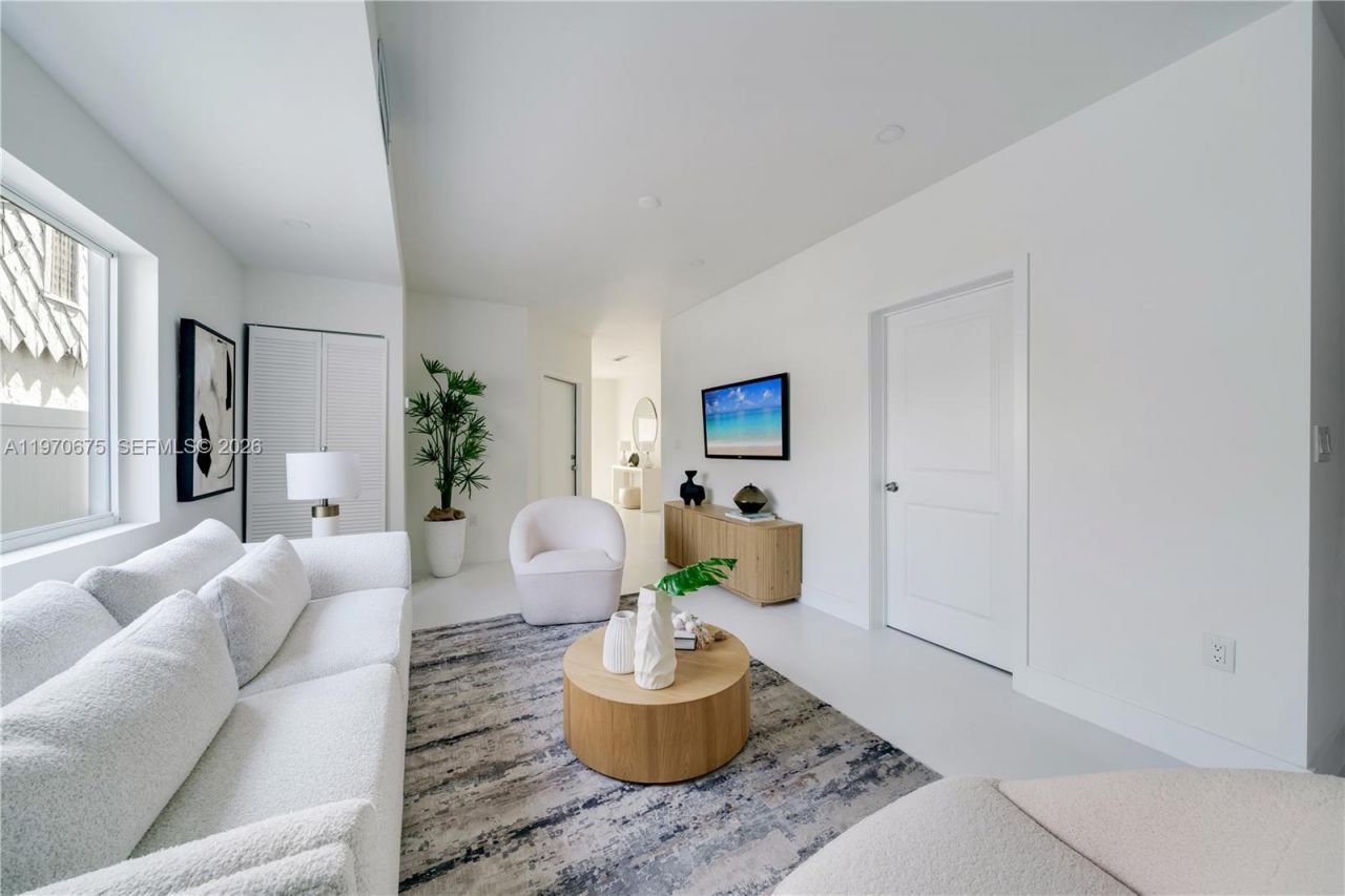 4789 NW 1st St, Miami, FL 33126 Photo