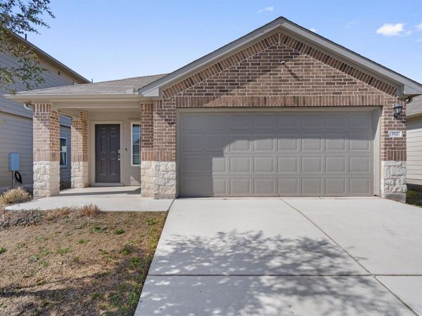 352 Sickle LOOP, Uhland, TX 78640