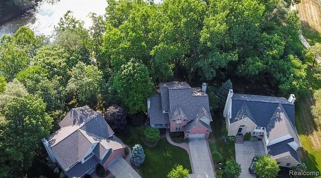 414 Roundview Drive, Rochester, MI 48307 Main Photo