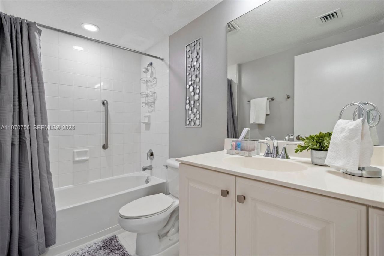 18100 N Bay Rd , Unit 308, Sunny Isles Beach, FL 33160 Photo