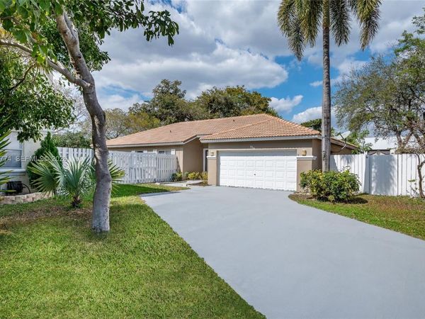 210 SW 98th Ter, Pembroke Pines, FL 33025