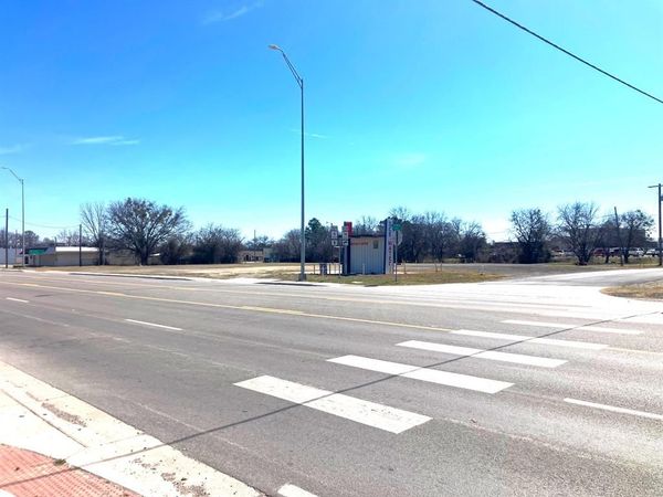 208 W Navarro Avenue, De Leon, TX 76444