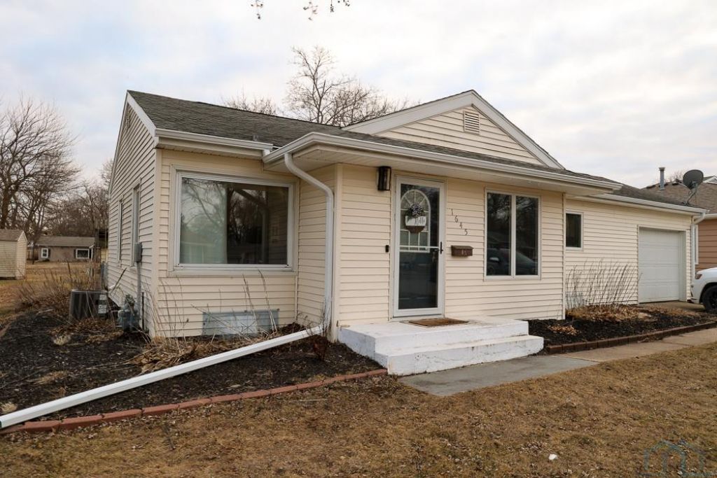 1645 Maplecrest Dr, Estherville, IA 51334 Main Photo