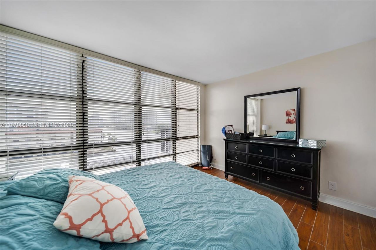 2017 S Ocean Dr, Unit 610, Hallandale Beach, FL 33009 Photo