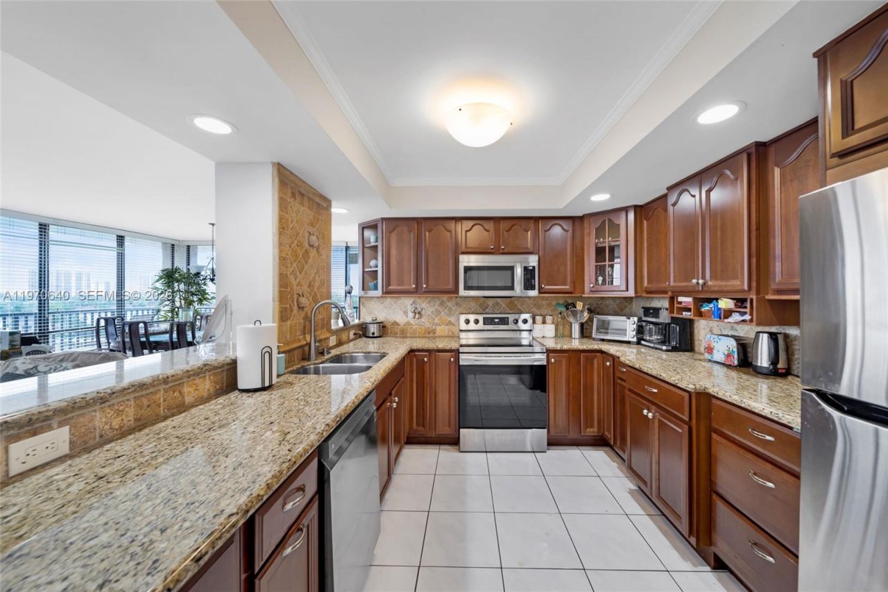 2017 S Ocean Dr, Unit 610, Hallandale Beach, FL 33009 Photo