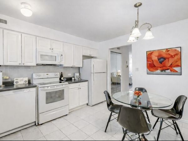 9387 Bay Colony Drive, Unit 3W, Des Plaines, IL 60016