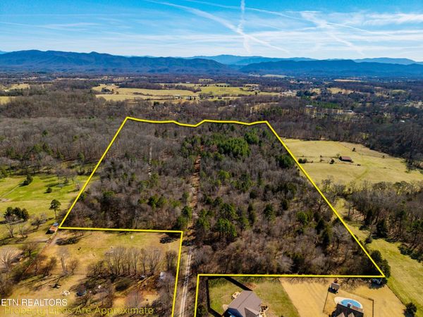 4672 N Wildwood Rd, Maryville, TN 37804
