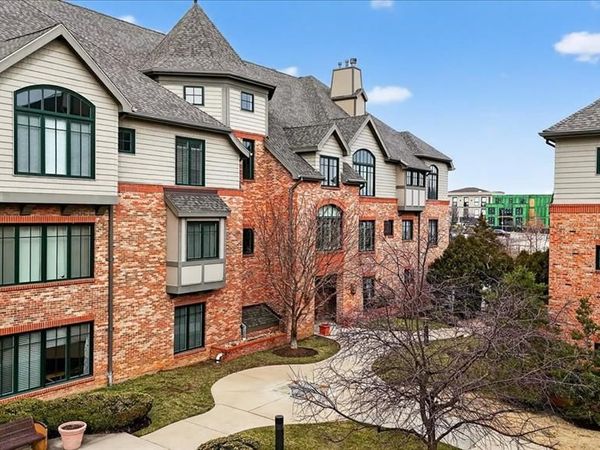 127 E Clinton Place, Unit 1B, Kirkwood, MO 63122