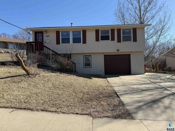 1300 S Point Dr, Sioux Falls, SD 57103