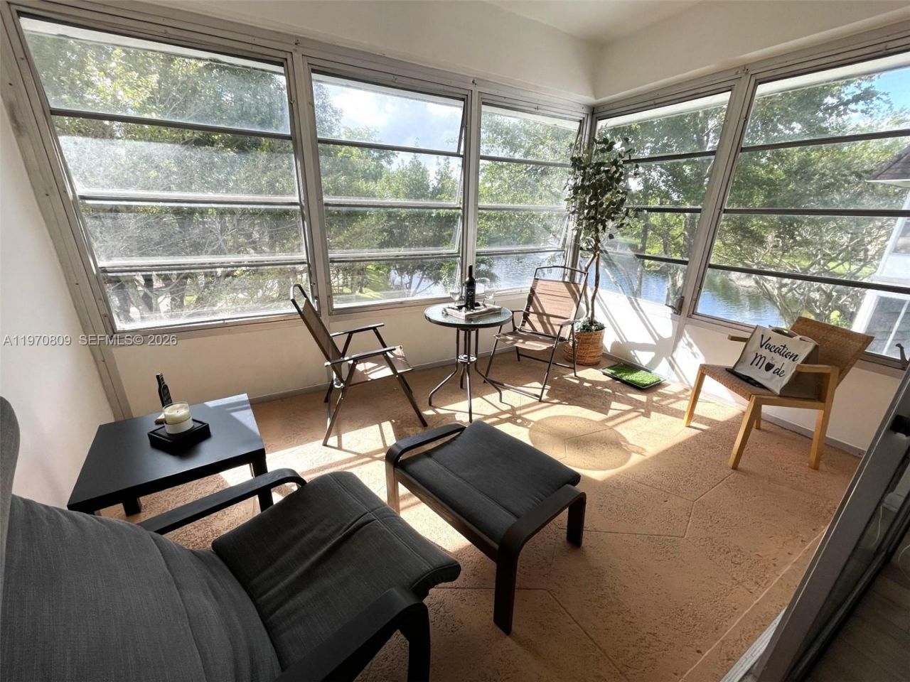 5102 NW 36th St, Unit 611, Lauderdale Lakes, FL 33319 Photo