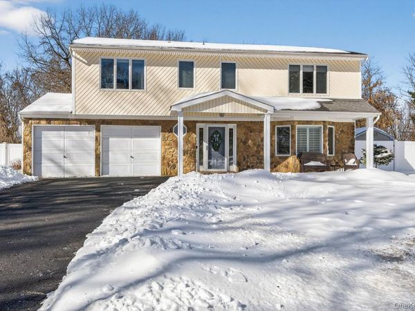 18 Melrose Lane, Commack, NY 11725