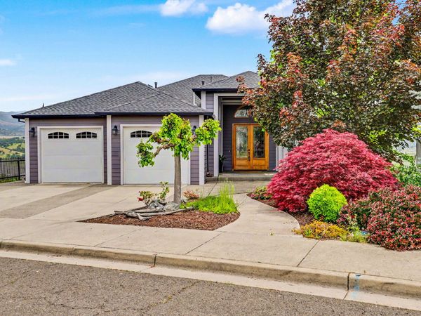 817 Amerman Drive, Phoenix, OR 97535