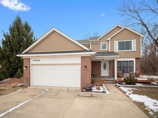 33594 Harlowshire Street, Farmington Hills, MI 48335