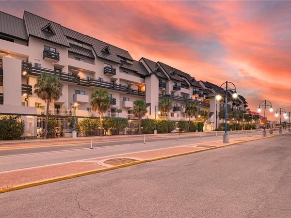 7300 LAKESHORE Drive, Unit 4, New Orleans, LA 70124