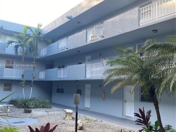 1735 W 60th St , Unit M301, Hialeah, FL 33012
